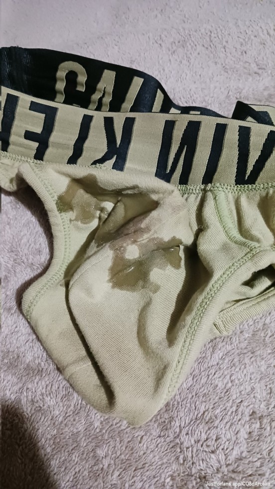 Mientras mi amigo se mete a bañar, aproveche para pajearme y venirme en su ropa interior 🥵