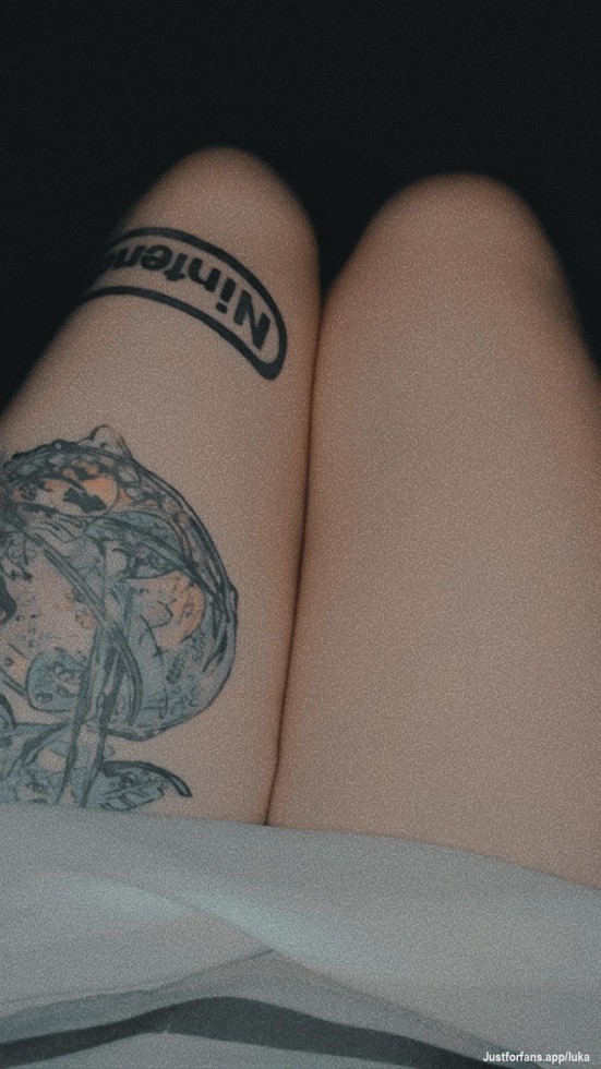 Hola mis amores, soy nueva aquí así que espero que le den mucho amor🔥😏❤️ y apoyo a mi cuenta, muy pronto publicaré cositas que estoy segura les encantarán.