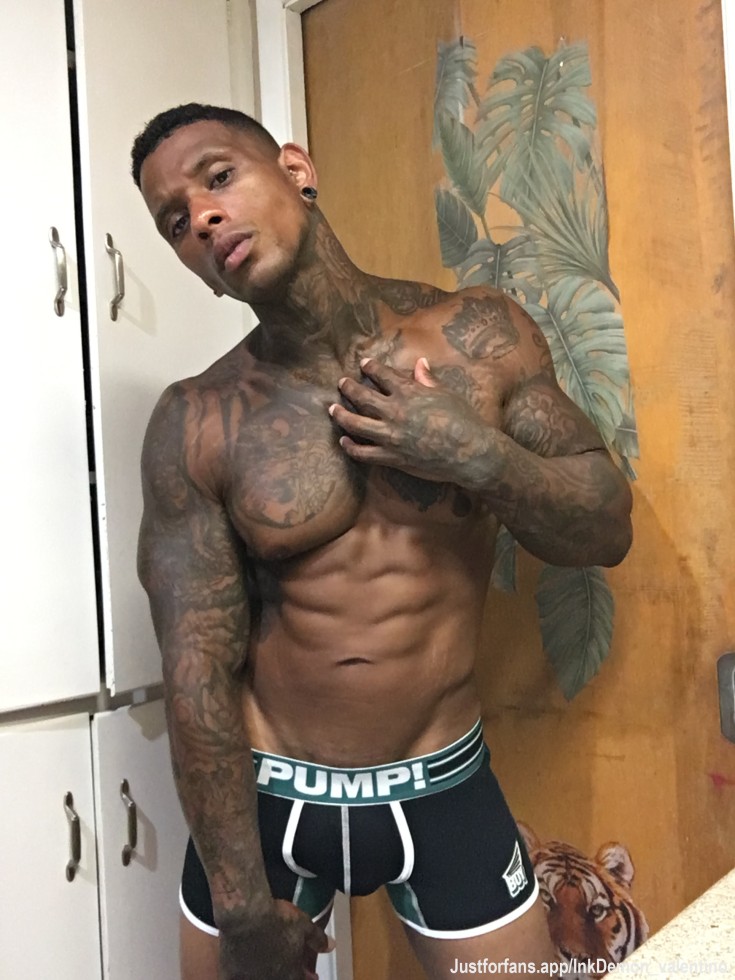 Bad boy to pump you up 😈!!
#malemodel #sexy #creole #blackman #king #Yourhighness #libra #abs #ken #tatted #Muscle #pump #underwear