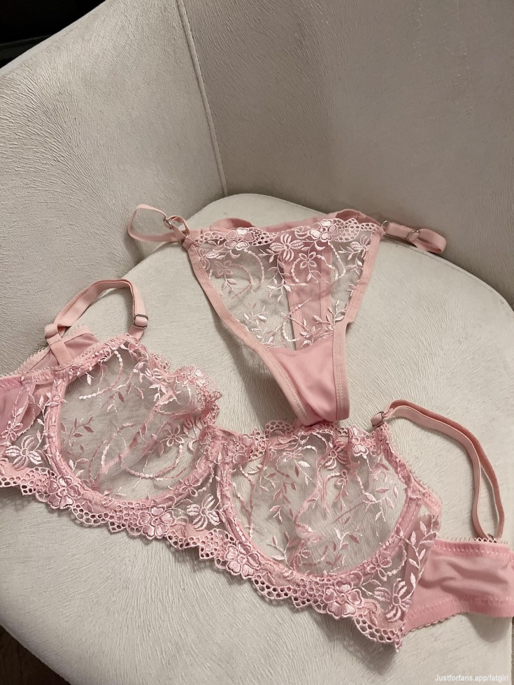 Bu gece pembe iç çamaşırlarımı giymek istiyorum 🌸
Tonight I'll wear my pink underwear
الليلة سأرتدي ملابسي الداخلية الوردية