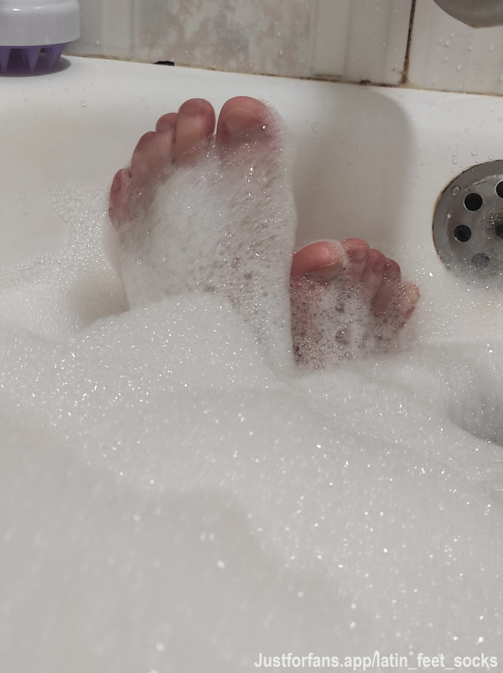 Sunday hot tube time... Who wants to join? #feet #fetish