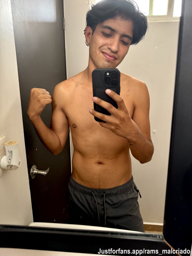 Buenos días, malcriados 🔥😈

Hoy se sube nueva colaboración con 2 chicos muy ricos y sexys 🥵
