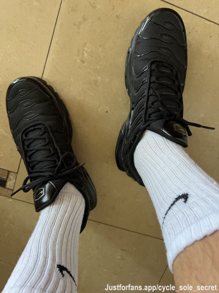 Stepping into pure shoe-sock bliss! Rocking my Nike TNs with crisp white socks just for you, babes 🔥👟😈 

Whether you're into kicks, cozy textures or LGBTQI flair – you’re in the right spot. 

Subscribe for exclusive thigh-high sock routines and sneaker close-ups 😏👉 

Drop a ❤️ if you feel the vibe!

#ShoeSockCrush #NikeTNStyle #SockLoversUnite #LycraFetish #QueerKicks #GaySocks #NikeTN