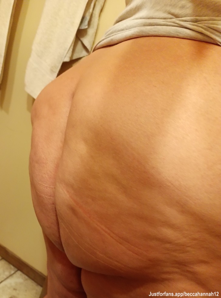 A close up of my wonder sexy ass it smooth as baby bottom. Who loves big ass out there? Subscribe?
