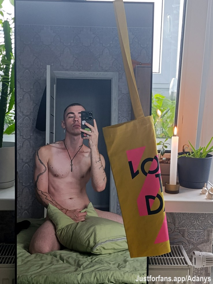 Во время создания этого фото ни одна подушка не пострадала. 

In process of create this photo no pillow was damaged.