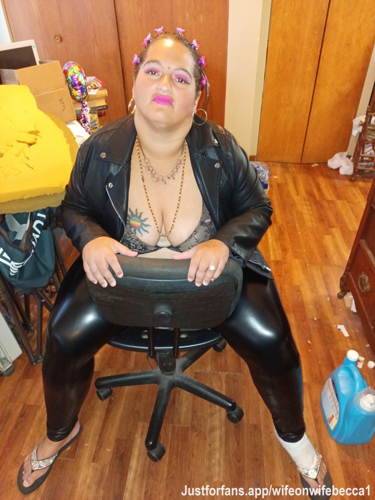 Damn I'm hot looking in leather .