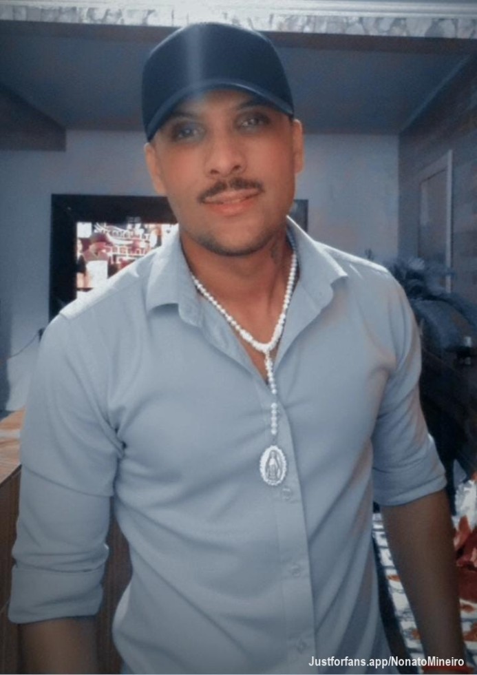 Pronto pra te provocar. 
🤘🔥🏳️‍⚧️🏳️‍🌈
Na sala de casa, no meu clima...e aquele olhar que fala mais do que qualquer palavra.
Só um aperitivo do que você vai ver quando entrar no meu conteúdo desbloqueado.
Cheiroso, preparado e no ponto.

#sensual #camisaslim #homemforte #gostoso #maduras40plus #transfriendly #gayfriendly #teaser #conteúdoadulto