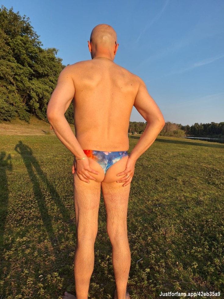 Bare skin. Tight thong. Perfect view.
I love teasing you slowly… especially from this angle 🍑💦
If this turns you on — you’re in the right place.
Full access waiting for you 😈