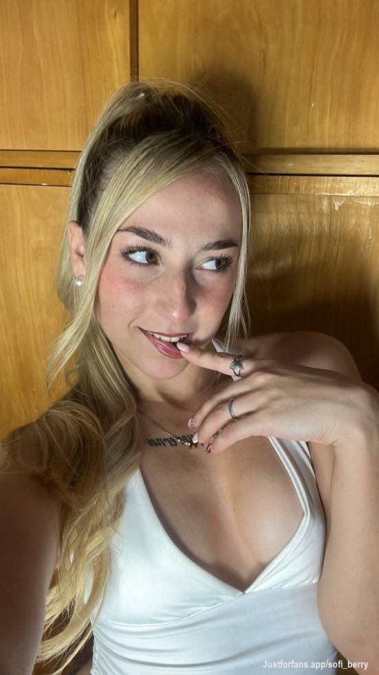 Holiiis, soy nueva en esto, pero quiero tener un público lindo e interactivo, quiero divertirme con ustedes, así como ustedes lo harán conmigo 💕