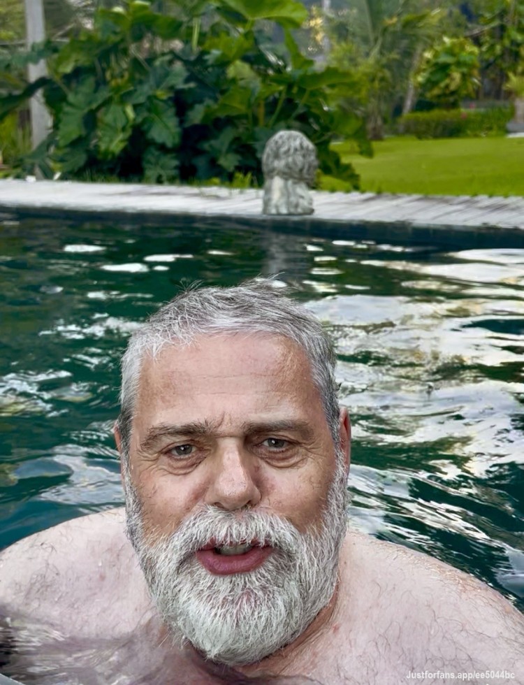 I am waiting for you in the pool. Dive !