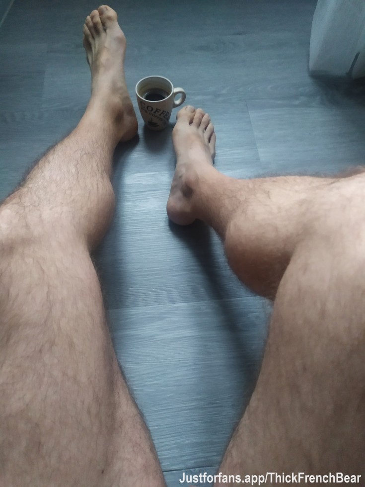 Coffee break time ☕🦶
Feet all relaxed and ready… who wants to taste these pretty soles? 👅💦
Come get a closer look 😏
#FootFetish #BearFeet #CoffeeAndFeet #FrenchBear #FootTease #HairyFeet #MorningCoffee #FootLover #BearTease #SoleWorship #NaughtyBreak #FootPlay #HairySoles #BearLife #SensualFeet #FootAddict #LazyMorning #FootWorship #CoffeeBreak #BearSoles