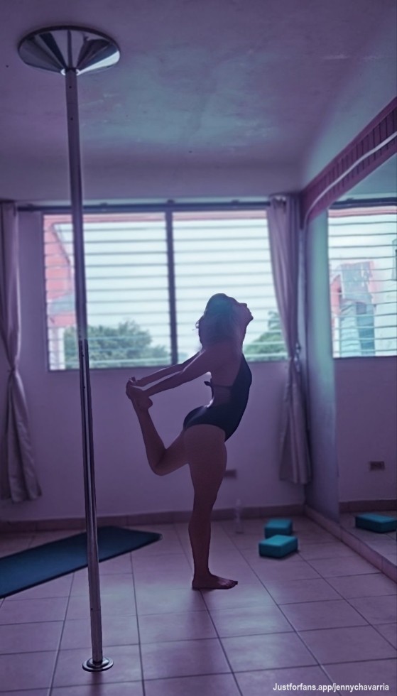 Hey guys 😊
something I like to share so you can get to know me is my passion for flexibility 👌

#flexibility #poledance #sensual #workoutgirl
#yoga #calisthenics #stretching