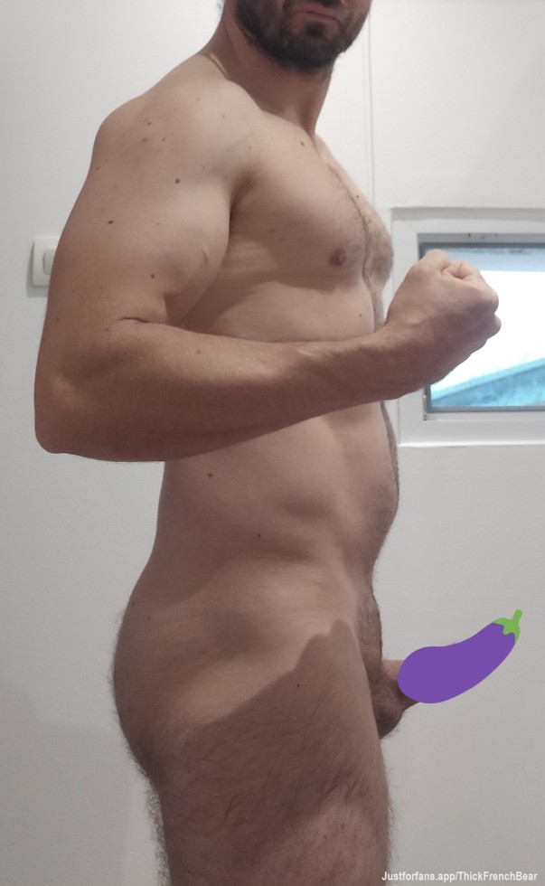 Fresh out of a sensual shower 🚿🧼🫧🔥
Quick mirror pose to check I'm still in shape 💪🏻🪞
And right below… I'm "very in shape" too🍆😁
Wanna see the full view? You know what to do… slide into DMs😜👅
#PostShower #MirrorPose #BearFlex #FrenchBear #HairyBear #FreshBear #NudePose #HotBear #BearLife #SexyBear #BearTease #MuscleBear #AfterShower #BearHorny #NakedMirror #BearKink #BodyCheck #BearBody