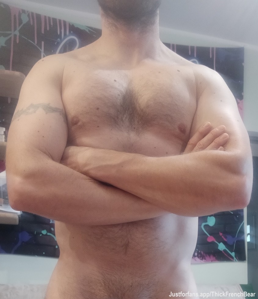 You think I'm like this right now? 🤔
All naked maybe…? 🫣 Possible !!! 😁🍆
Guess what I'm hiding… DMs open if you're curious 👅🔥
#BearTease #NakedVibes #FrenchBear #HairyBear #HotBear #BearLife #NaughtyBear #SexyBear #BearHorny #BearKink #GuessGame #NudeTease #MirrorPose #BearCum #TeaseMe
