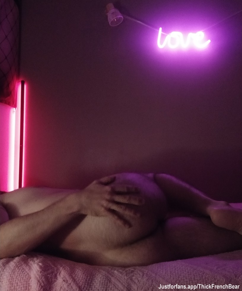 Weekend vibes hitting hard… that sensual, naughty side starts itching 😛🍆🍑
Feeling extra horny under the pink neon… caressing these cheeks slow & deep 🔥🫴
Not just me, right? 😜 Who's feeling the same? 👅
#NeonBear #SensualWeekend #PinkVibes #BearTease #FrenchBear #HairyBear #AssPlay #HotBear #BearHorny #NaughtyBear #BearLife #SexyBear #BearKink #WeekendHorny #CheekTease #NudeVibes #BearCum